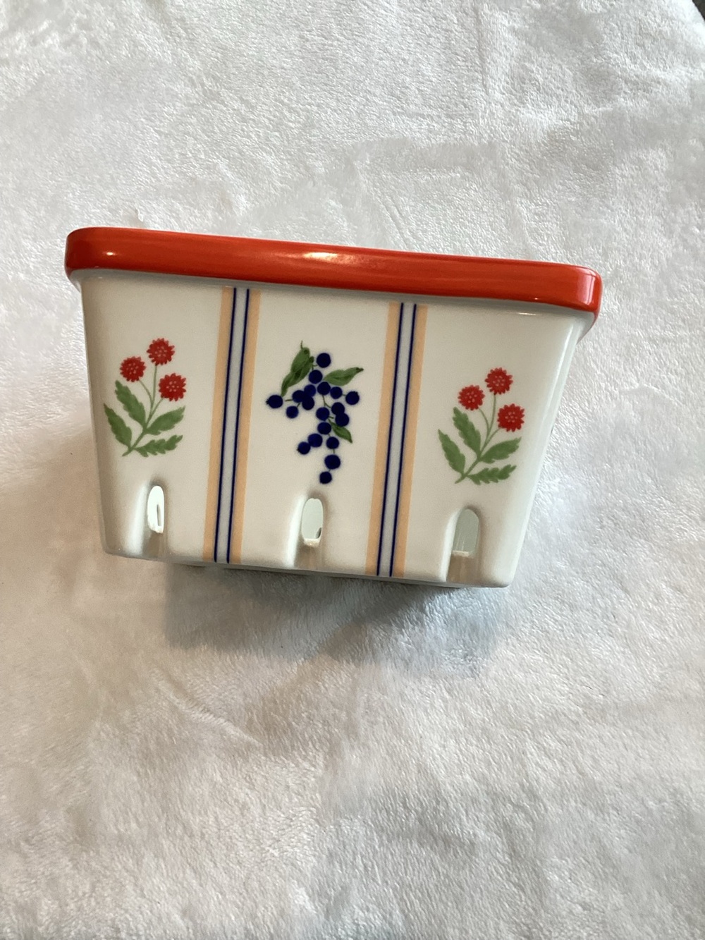Anthropologie Berry Basket Large Lotta Stoneware New Red Strawberry Blueberry - Picture 9 of 13